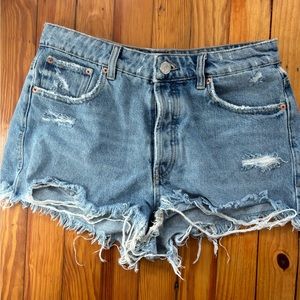Zara size 6 mini shorts | medium wash | ripped denim